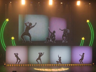 モーションキャプチャによるシルエット姿で登場したGReeeeN。