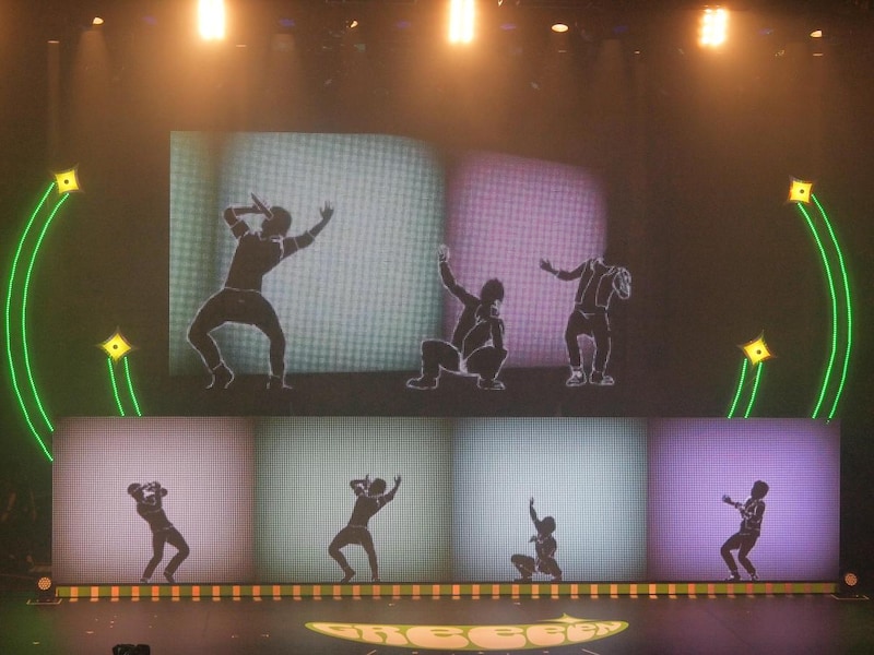 モーションキャプチャによるシルエット姿で登場したGReeeeN。