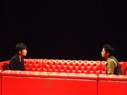 星野源と徳井義実の対談の様子。