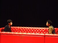 星野源と徳井義実の対談の様子。