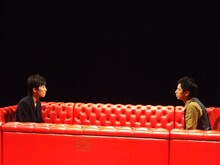 星野源と徳井義実の対談の様子。