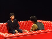 星野源と徳井義実の対談の様子。