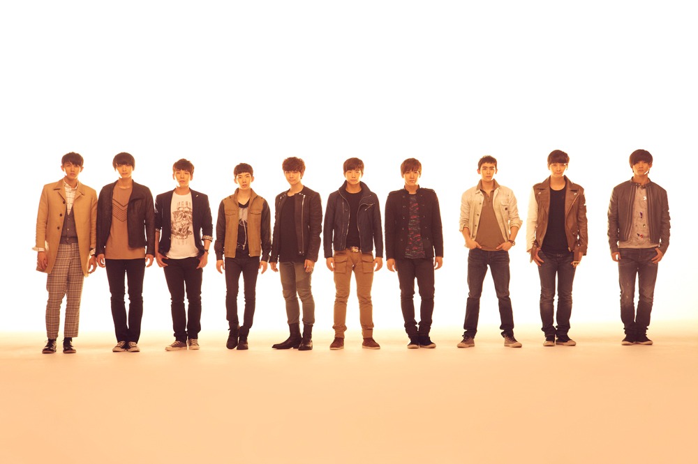 プレゼントされる衣装を着た2PM＋2AM ‘Oneday’。