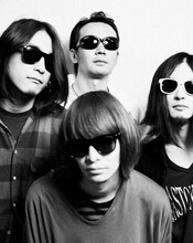 サポートメンバーの中尾憲太郎と藤田勇を含む、ART-SCHOOLの最新アーティスト写真。