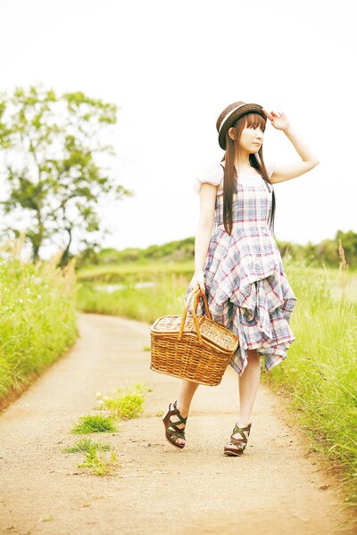 こちらは最新シングル「夏の約束」に合わせて撮影されたアーティスト写真。なお、ナタリーPower Pushでは「夏の約束」発売を記念したスペシャルインタビューを公開中。