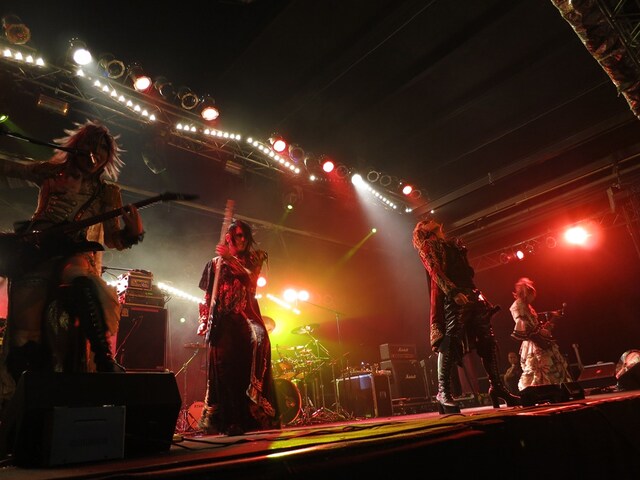 写真は5月にロシア・モスクワで行われたコンベンション「the rASIA.com 2012 Festival」に日本代表として出演した際のVersailles。