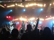 写真は5月にロシア・モスクワで行われたコンベンション「the rASIA.com 2012 Festival」に日本代表として出演した際のVersailles。