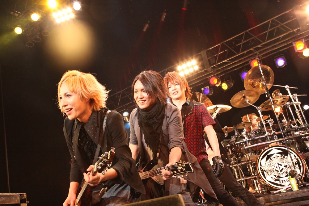 写真は彩冷えるの復活ライブの様子。