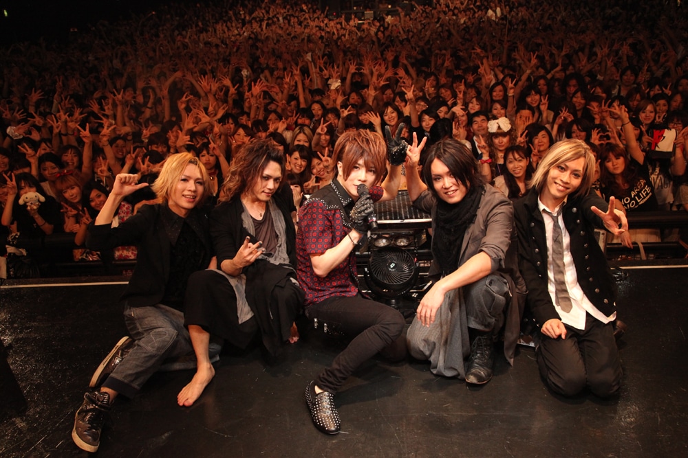 復活ライブを終え、ファンと記念撮影する彩冷えるの5人。