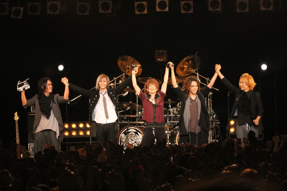 ステージ上で5人は手をつないで挨拶した。