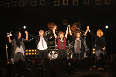 ステージ上で5人は手をつないで挨拶した。