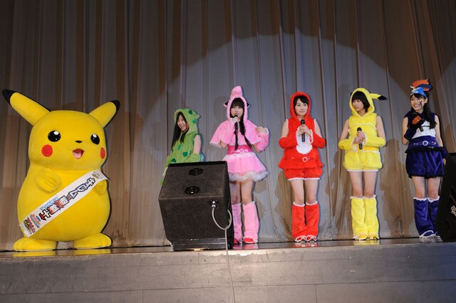 ピカチュウとももいろクローバーZの5人。