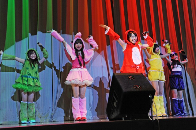 「みてみて☆こっちっち」を披露するももいろクローバーZ。