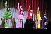 「みてみて☆こっちっち」を披露するももいろクローバーZ。