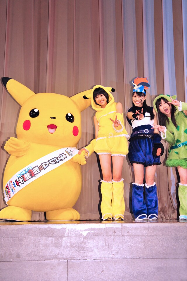 写真左からピカチュウ、玉井詩織、高城れに、有安杏果。