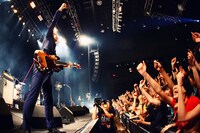 満員の観客を前に笑顔を浮かべるROY。（撮影：橋本塁［SOUND SHOOTER］）