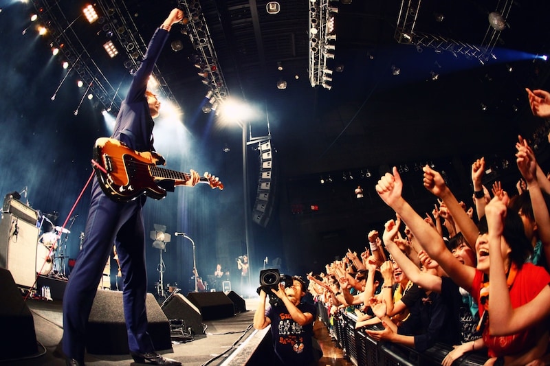 満員の観客を前に笑顔を浮かべるROY。（撮影：橋本塁［SOUND SHOOTER］）