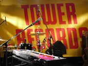 成田ハネダ（Key）のキーボードが置かれたステージ中央。