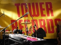 成田ハネダ（Key）のキーボードが置かれたステージ中央。