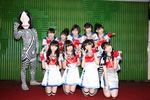 エビ中と初共演した三面怪人ダダ（写真後列左端）。(C)円谷プロ