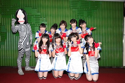 エビ中と初共演した三面怪人ダダ（写真後列左端）。(C)円谷プロ