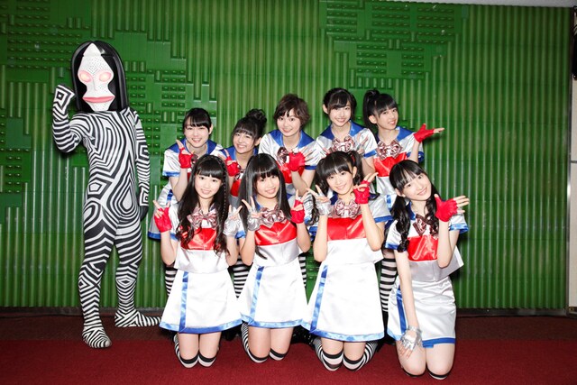 エビ中と初共演した三面怪人ダダ（写真後列左端）。(C)円谷プロ