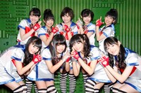 新曲「Go! Go! Here We Go! ロック・リー」は忍者をイメージした振り付けが見どころ。(C)円谷プロ