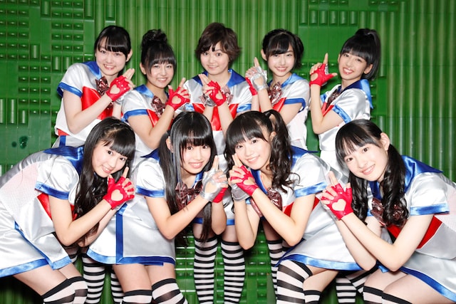 新曲「Go! Go! Here We Go! ロック・リー」は忍者をイメージした振り付けが見どころ。(C)円谷プロ