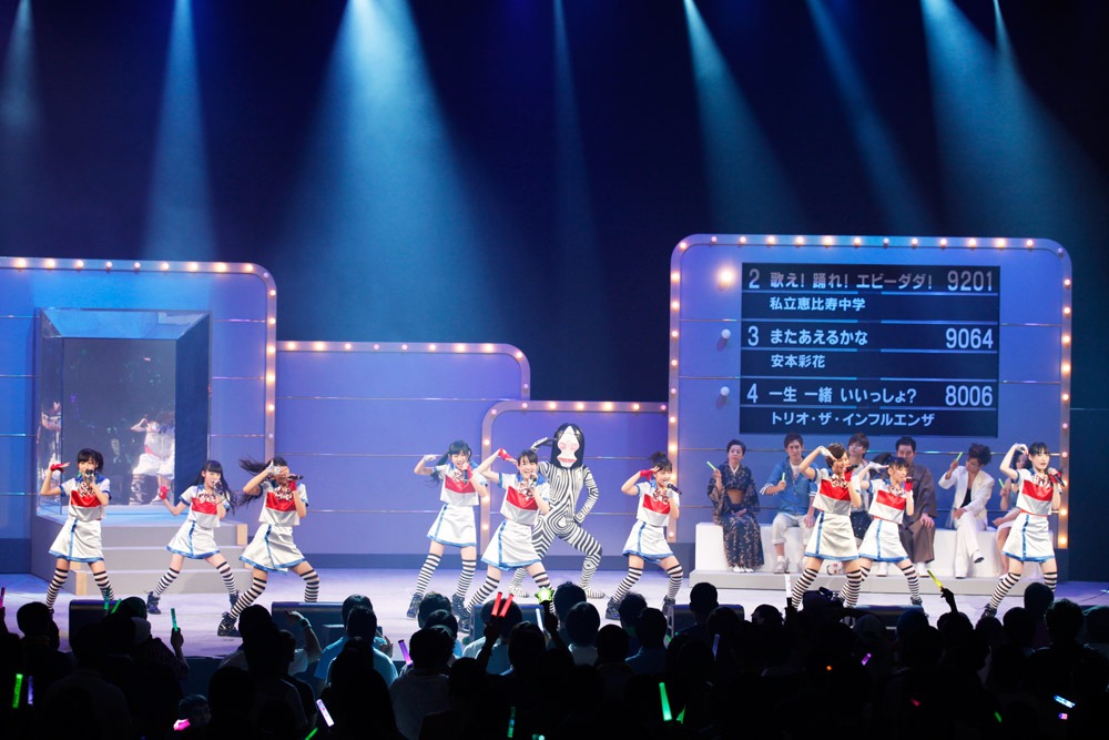 「歌え！踊れ！エビーダダ！」を歌い踊るエビーダダとダダ。(C)円谷プロ