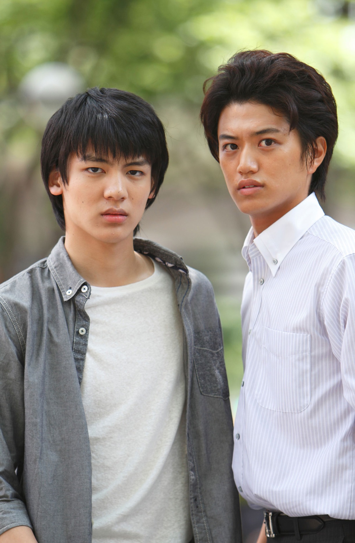 ドラマ「青空の卵」に出演する阿久津愼太郎（写真左）と井上正大（右）。