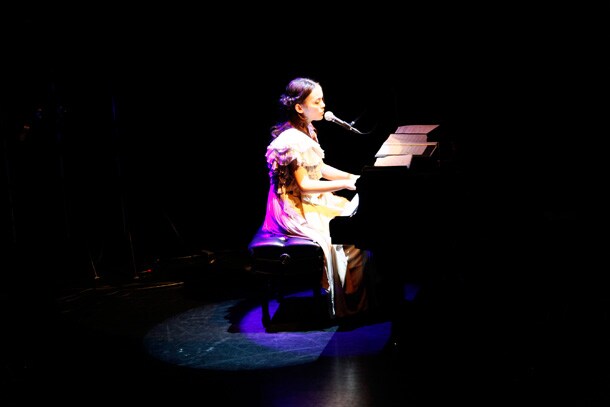 ライブ冒頭で「はじまりの歌」を弾き語る井手綾香。（Photo by WATARU YONEDA）