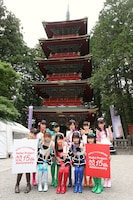 五重塔を前にテンションが上がるメンバー。
