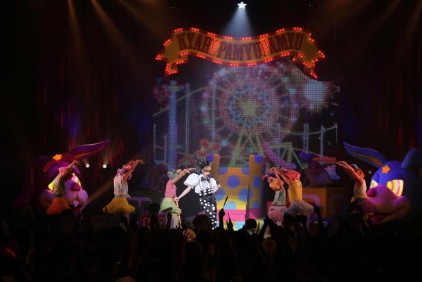 「ぱみゅぱみゅレボリューションツアー」最終公演の様子。（photo by hajime kamiiisaka）