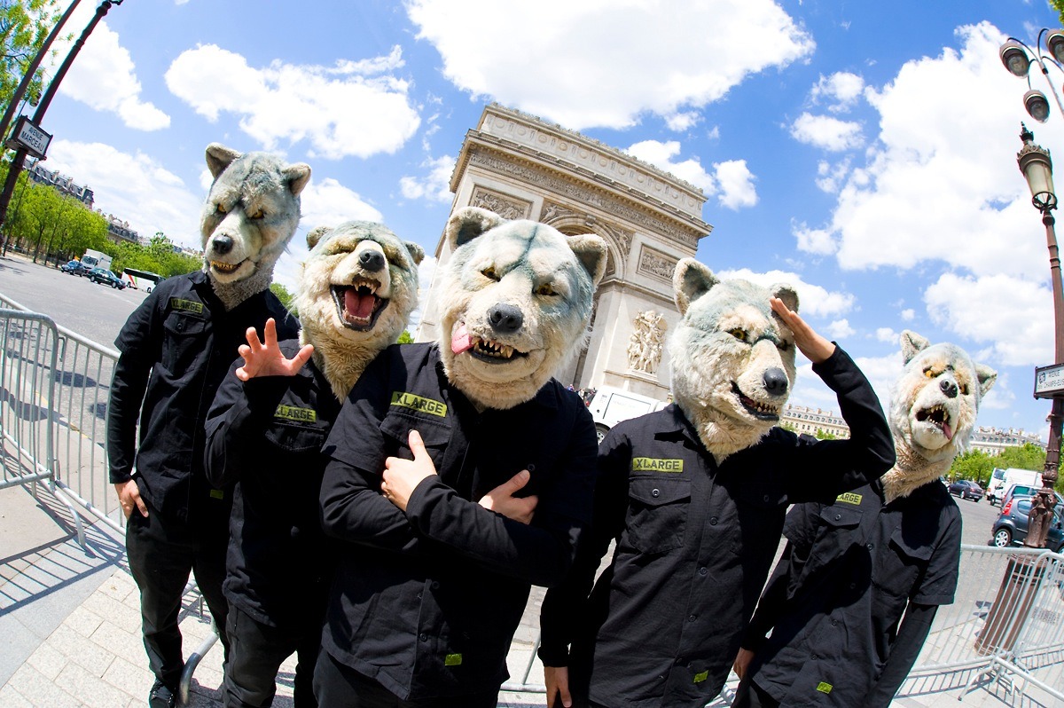 初めてのパリを満喫するMAN WITH A MISSION。うしろは凱旋門。