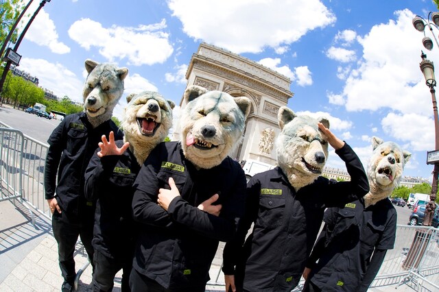 初めてのパリを満喫するMAN WITH A MISSION。うしろは凱旋門。
