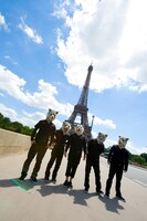 エッフェル塔を前で記念撮影をするMAN WITH A MISSION。