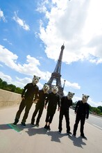 エッフェル塔を前で記念撮影をするMAN WITH A MISSION。