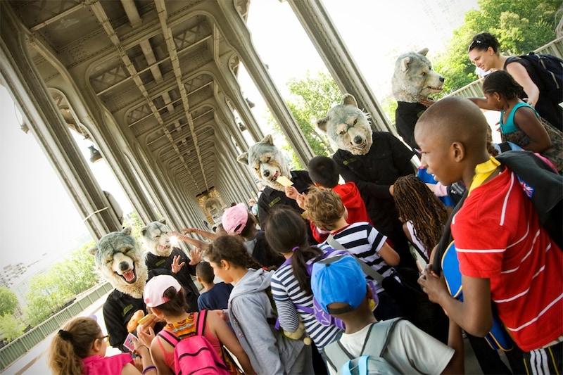 どこかチャーミングな容姿に惹かれ集まってきたパリの子供たち。