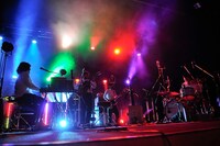 鮮やかな照明にあわせてパフォーマンスをするSPECIAL OTHERS。（撮影：KAZUHARU IGARASHI）