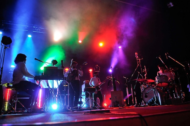 鮮やかな照明にあわせてパフォーマンスをするSPECIAL OTHERS。（撮影：KAZUHARU IGARASHI）