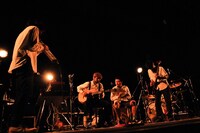 ステージの前方に移動しアコースティックセッションを行うSPECIAL OTHERS。（撮影：KAZUHARU IGARASHI）