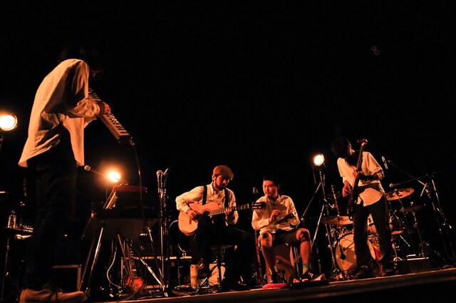 ステージの前方に移動しアコースティックセッションを行うSPECIAL OTHERS。（撮影：KAZUHARU IGARASHI）