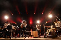 「QUTIMA Ver.14“ホールツアー”兼“シングル配布センター”～HTKSHC（ホトクスク）～」渋谷公会堂公演の様子。（撮影：KAZUHARU IGARASHI）