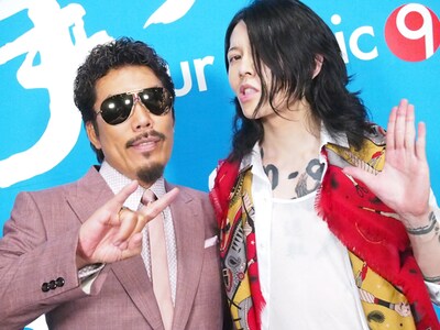 スタジオライブ収録後の鈴木雅之（写真左）と雅-MIYAVI-（右）。