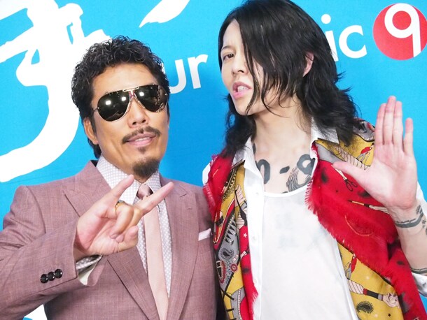 スタジオライブ収録後の鈴木雅之（写真左）と雅-MIYAVI-（右）。