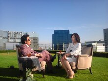 トーク収録中の鈴木雅之（写真左）と林真理子（右）。