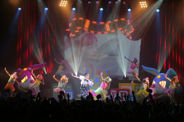 ステージにはブルーとピンクのうさぎのオブジェが2つとカラフルなおもちゃ箱、センターに大きなシルクハットの階段が設置された。（photo by hajime kamiiisaka）