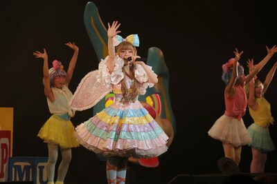 天使の羽根を付けながらパフォーマンスするきゃりーぱみゅぱみゅ。（photo by hajime kamiiisaka）