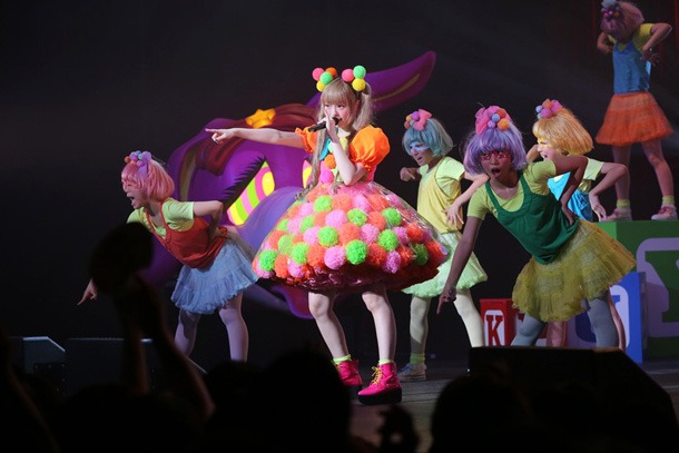 ピンク、黄、緑の蛍光カラーがまぶしい本編ラストの衣装。（photo by hajime kamiiisaka）