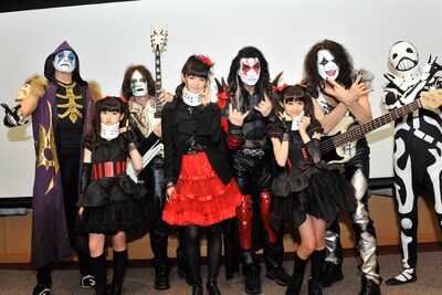BABYMETALとアニメタルUSA。写真右端は、BABYMETALが所属する重音部RECORDS顧問のKOBAMETAL。